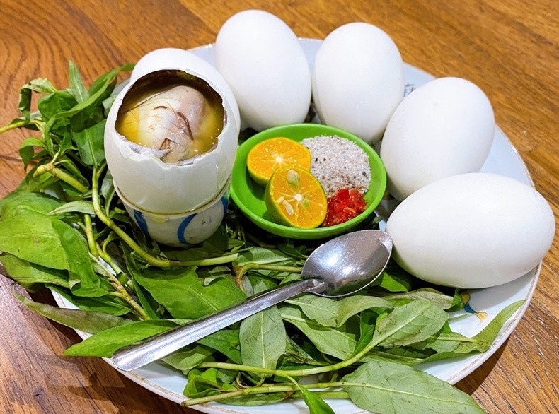 Mẹo nhận biết trứng vịt lộn già và non