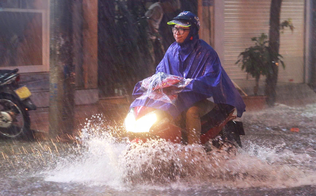 Hà Nội sắp đón mưa dông, trời chuyển lạnh