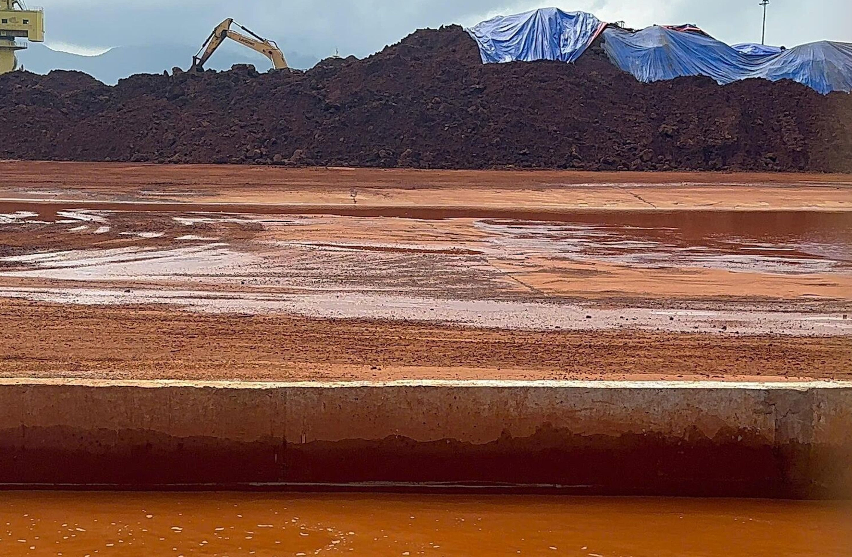 Nước biển quanh khu cảng tập kết bauxite ở Huế đổi màu: Vì sao chậm báo cáo?