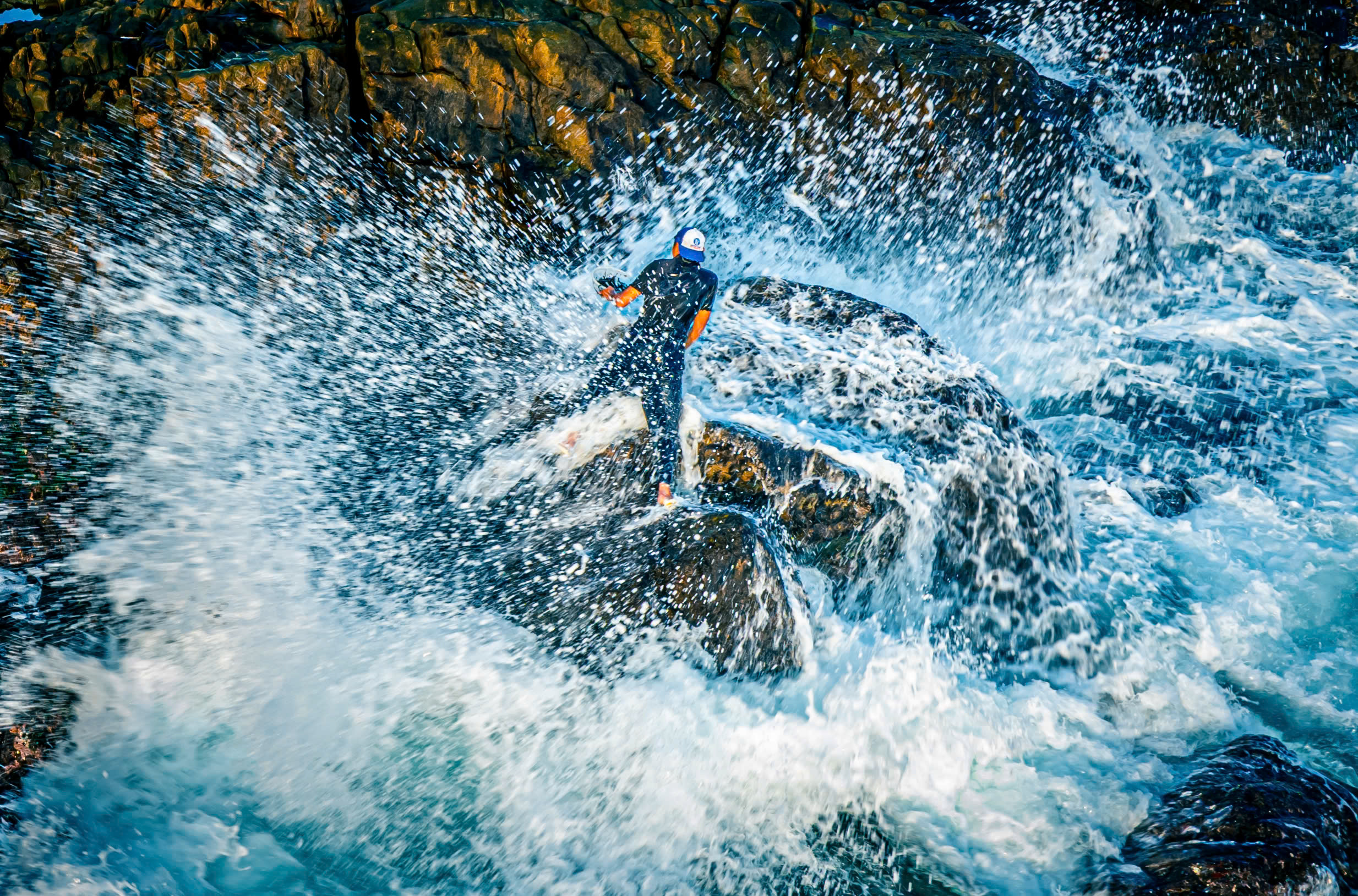 Nhọc nhằn nghề bám đá, 'canh sóng' hái rong biển của người dân Bình Định