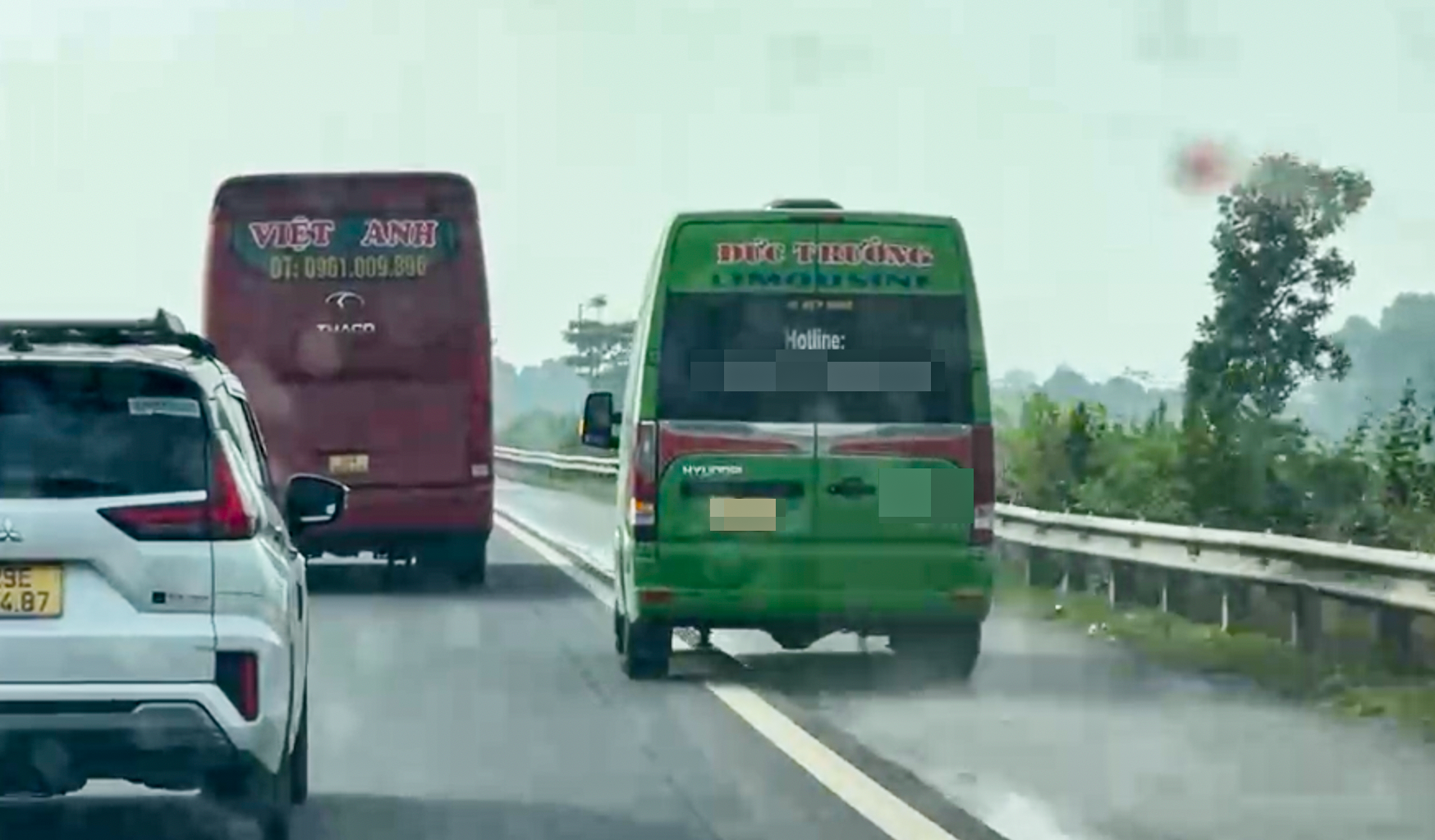 Phạt 5 triệu đồng tài xế xe khách đi vào làn khẩn cấp cao tốc