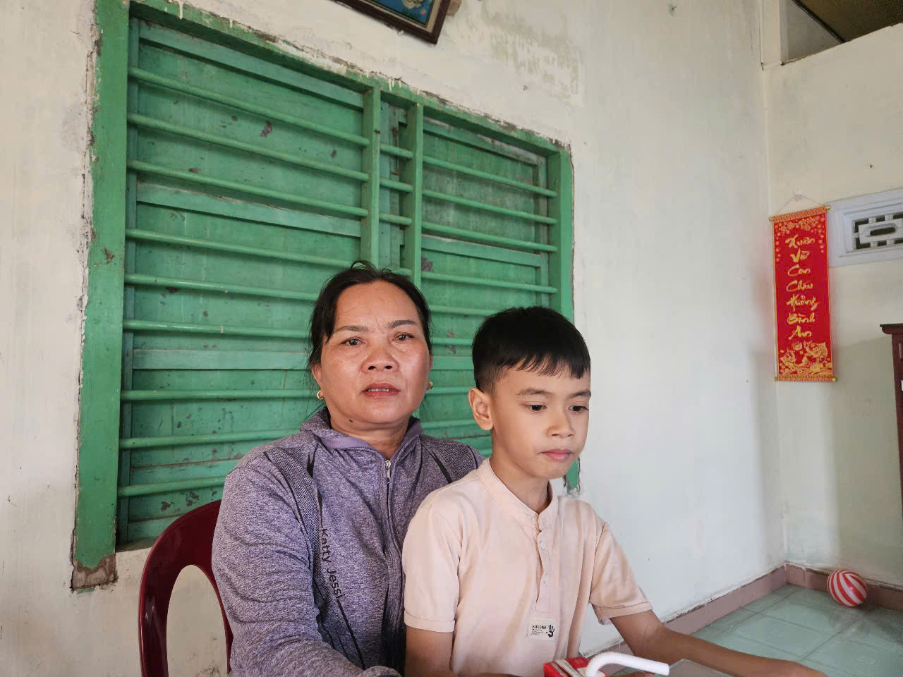 Người phụ nữ bán vé số nuôi con trai bệnh ung thư và cháu trai bị thiểu năng