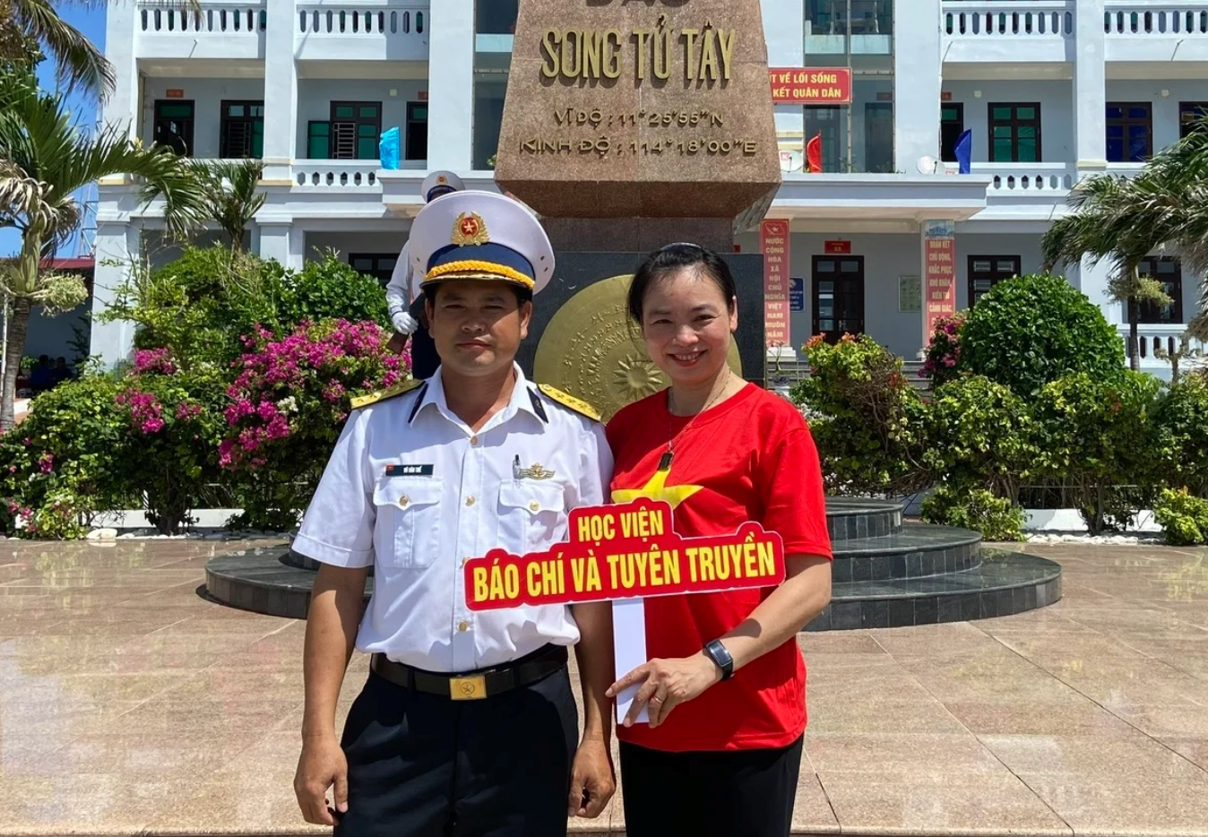 Nữ giảng viên ‘nặng tình’ với màu áo lính nơi biên cương hải đảo