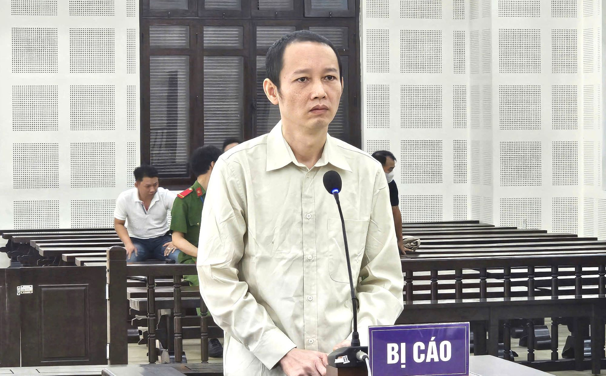 Phó Giám đốc tham ô hơn 2,1 tỷ đồng để đánh bạc online