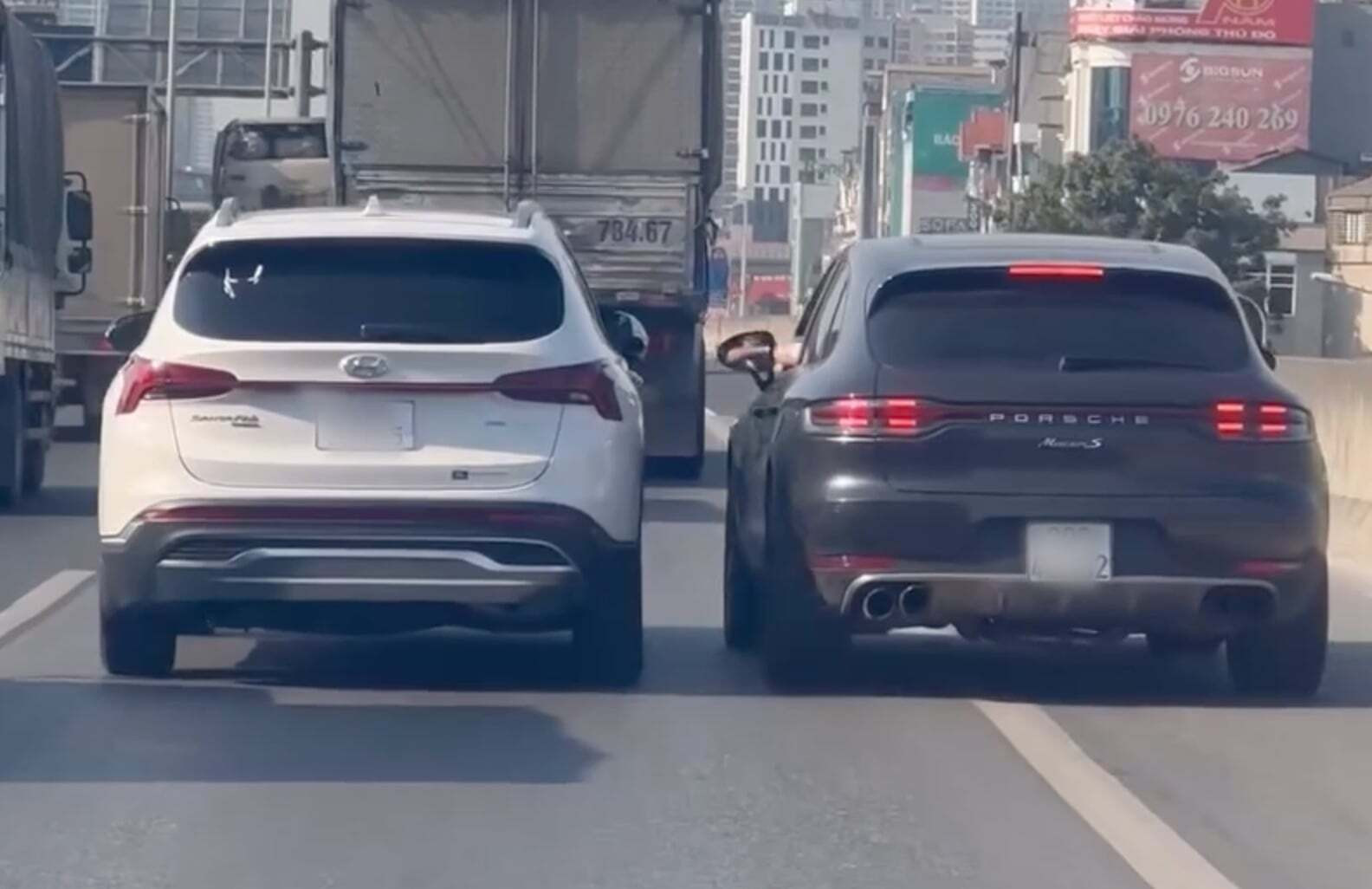 Hai ô tô chèn ép trên cao tốc, người trong xe thò tay đập gương xe nhau