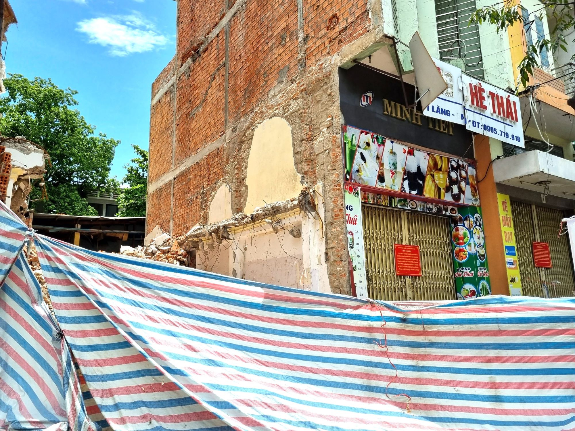 Hàng xóm không cho trát tường thì giải quyết làm sao?