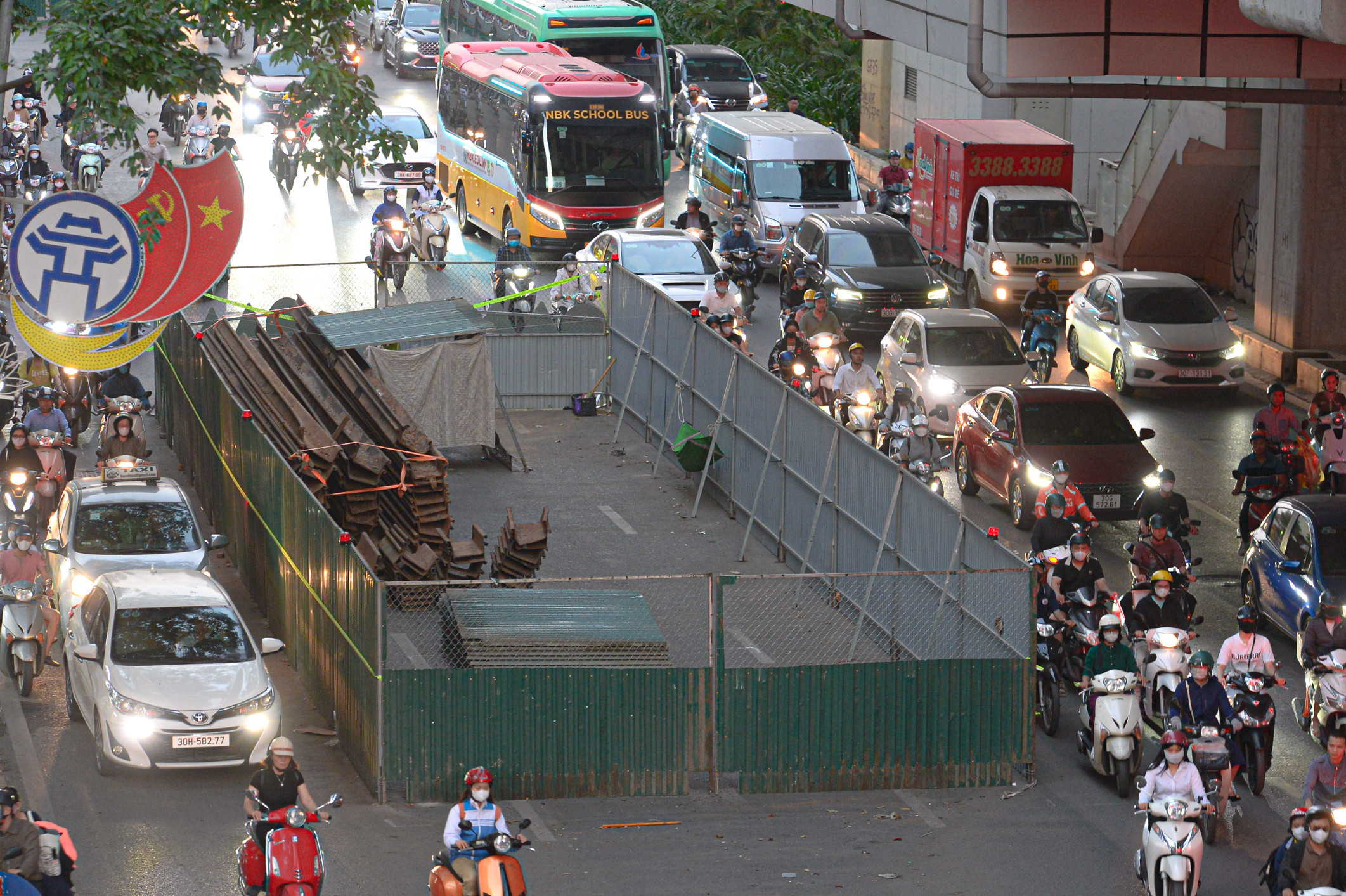 Đoạn đường huyết mạch ở Hà Nội dài 1,5km 'gánh' đến 14 lô cốt