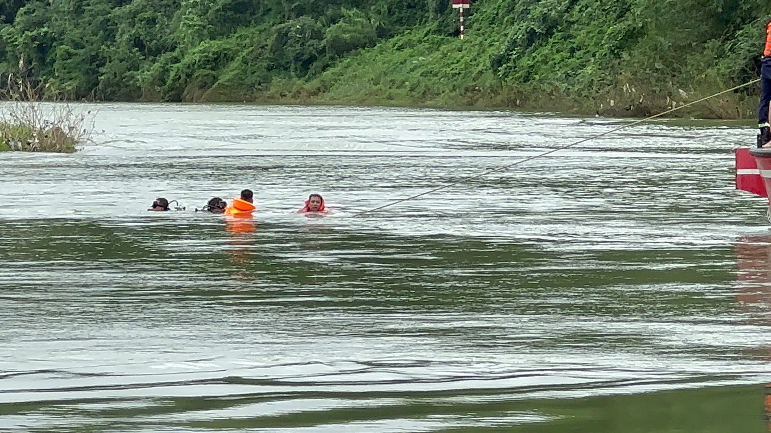 Ô tô gom rác lao xuống sông Hương: Hai nạn nhân không có trong cabin xe