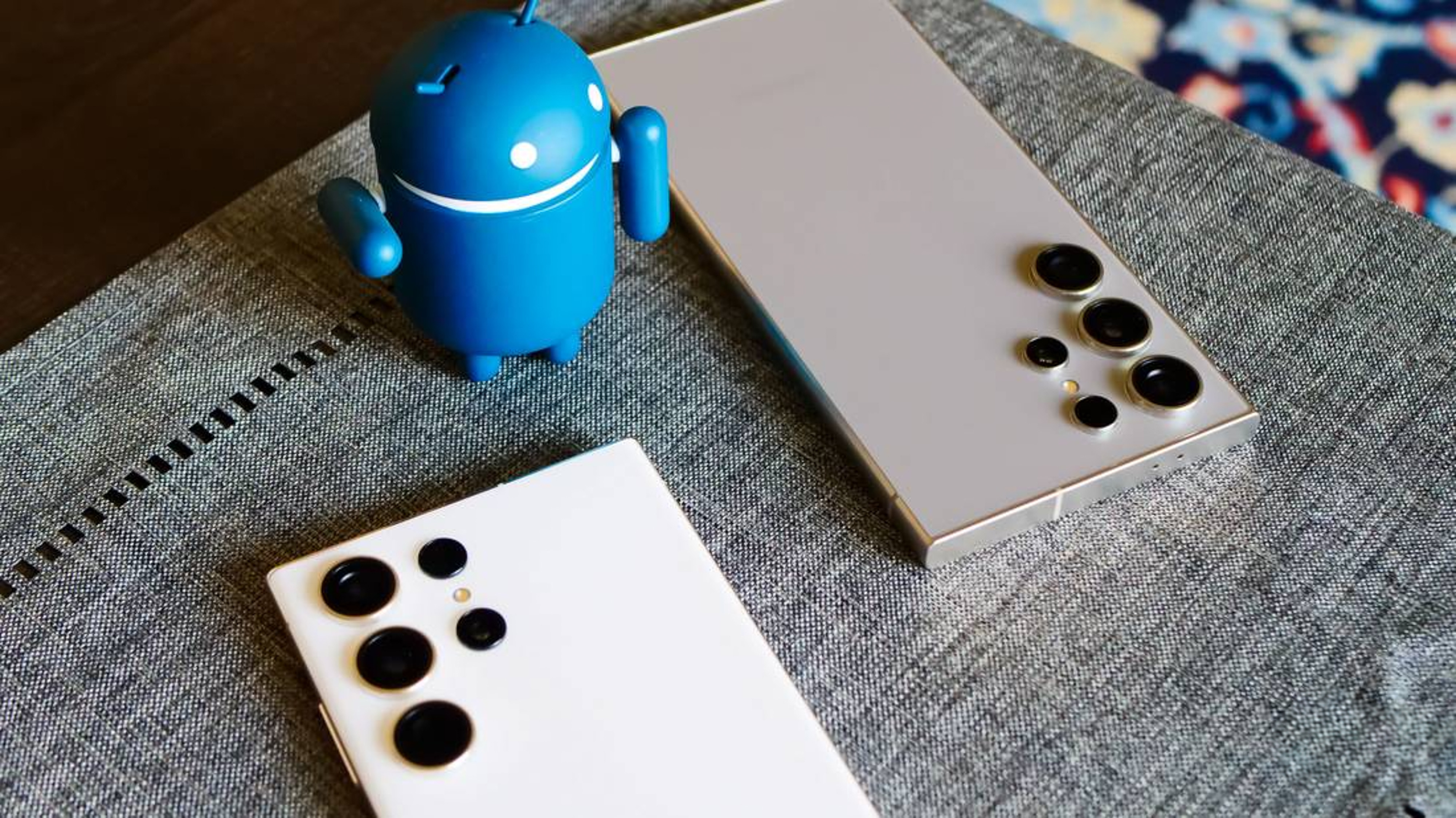 Lộ mô hình Samsung Galaxy S25 Ultra với cạnh bo cong