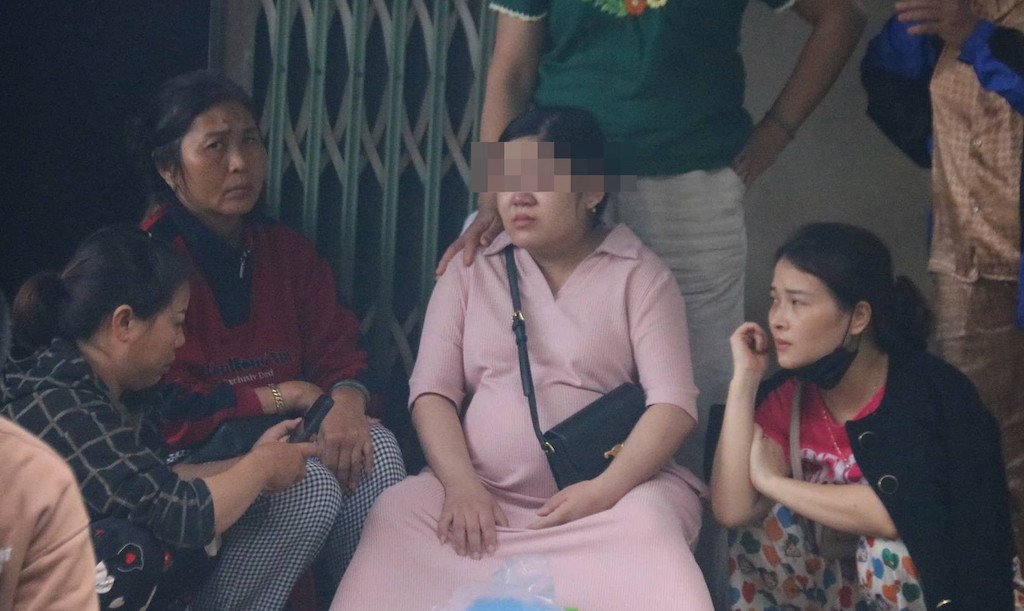 Vợ mang bầu ngóng tin chồng mất tích trong vụ xe rác lao xuống sông Hương