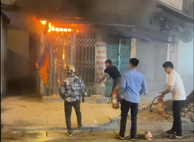 Đề xuất khen thưởng nhóm thanh niên trong 49 giây phá cửa, cứu ngôi nhà bị cháy