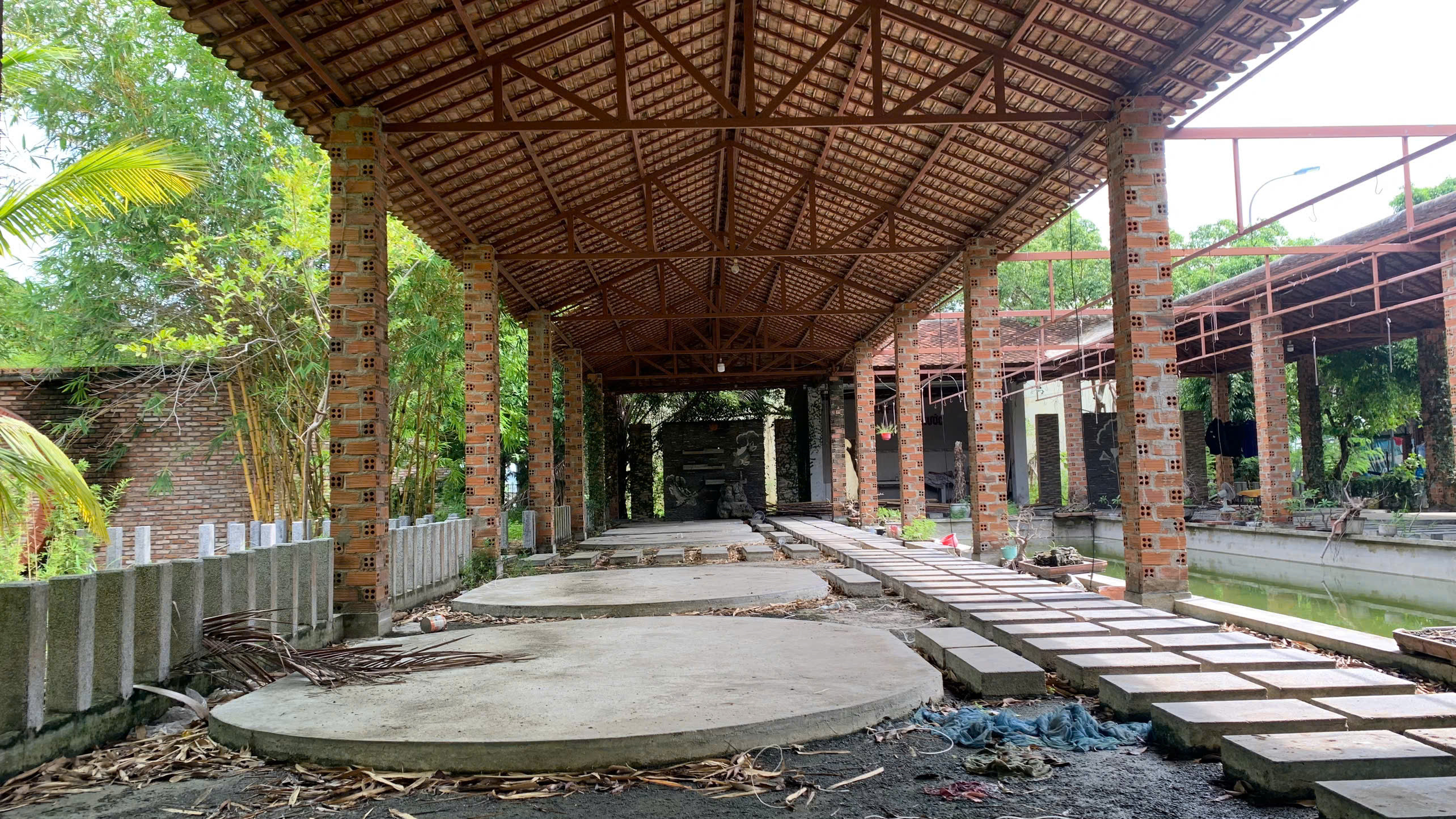 Cảnh hoang tàn, nhếch nhác tại khu trưng bày sản phẩm làng nghề ở Phú Yên