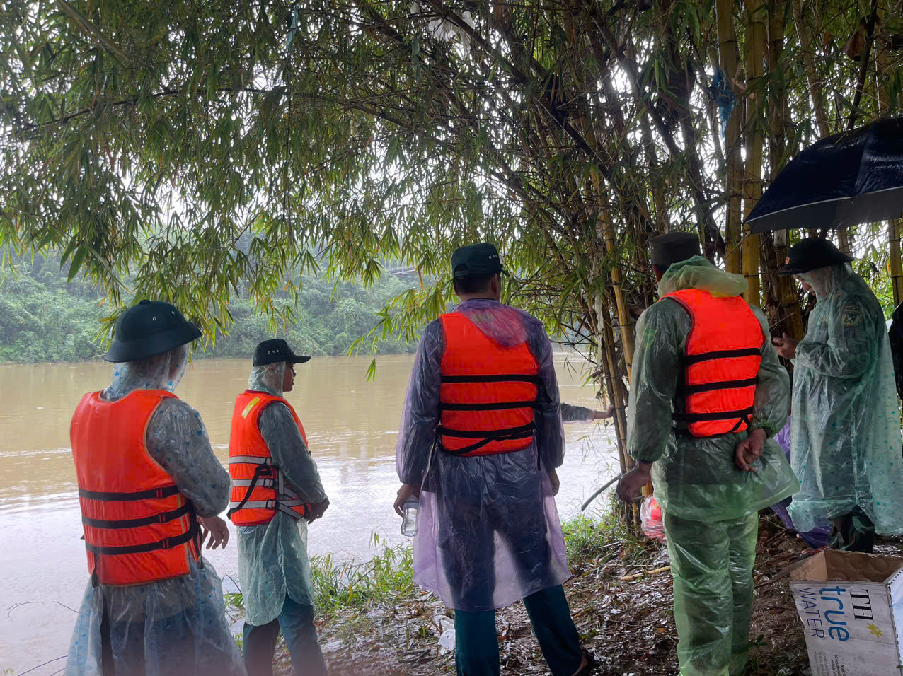 Mở rộng phạm vi tìm 2 người mất tích vụ xe rác lao xuống sông ở Huế