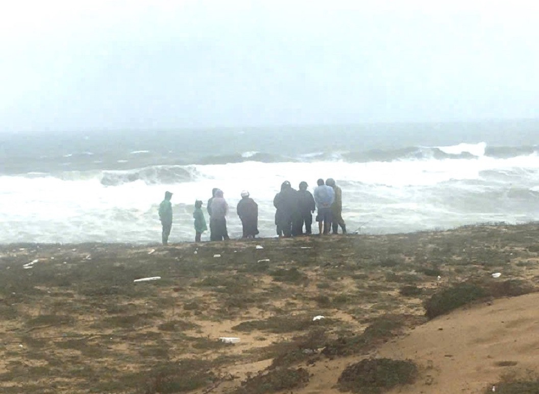 Sóng lớn đánh chìm tàu cá, 2 ngư dân Quảng Ngãi chết và mất tích