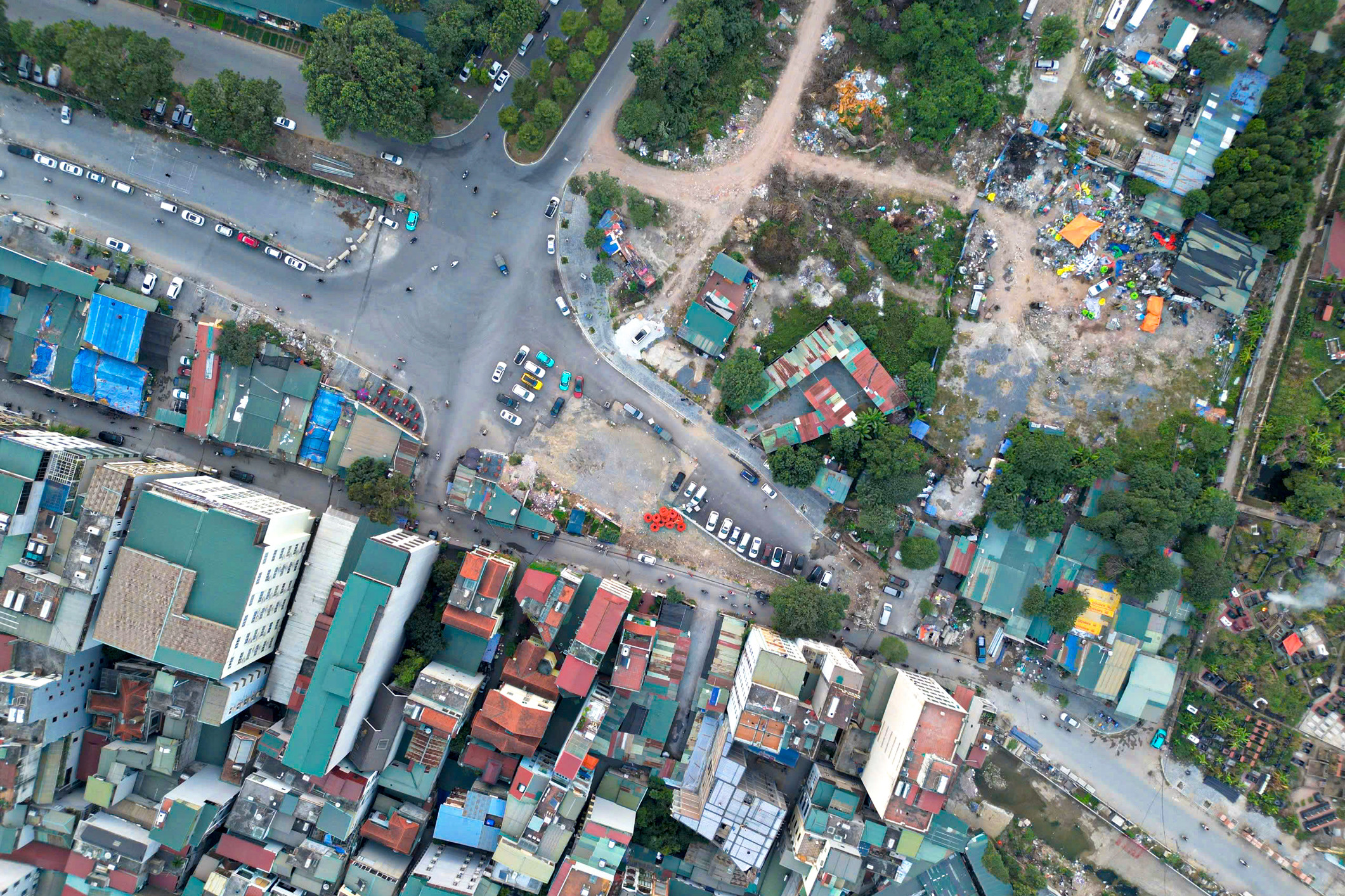 Đường 1,4km thi công 4 năm chưa xong, thành nơi tập kết rác, bãi đỗ xe