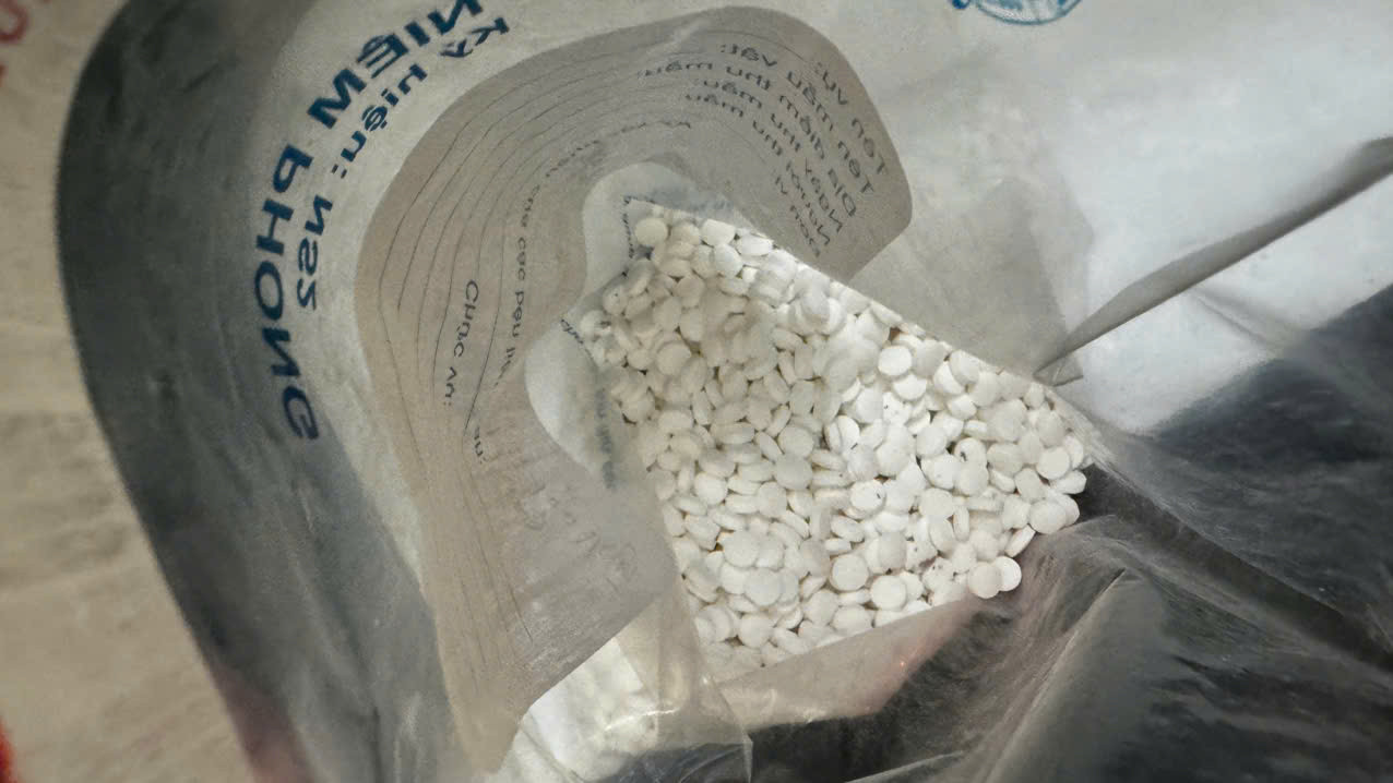 Nhặt ve chai ở bờ biển, người đàn ông Quảng Ngãi phát hiện 1.500 viên ma túy