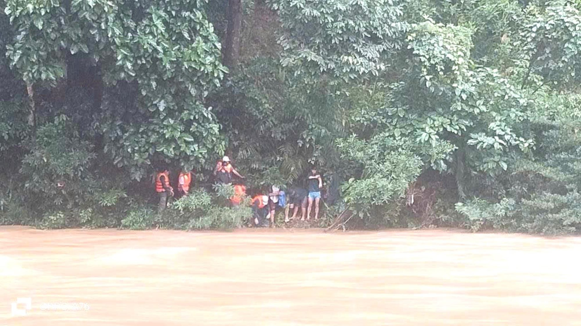 Tìm kiếm bé 2 tuổi mất tích hơn 2 ngày, nghi rơi xuống suối