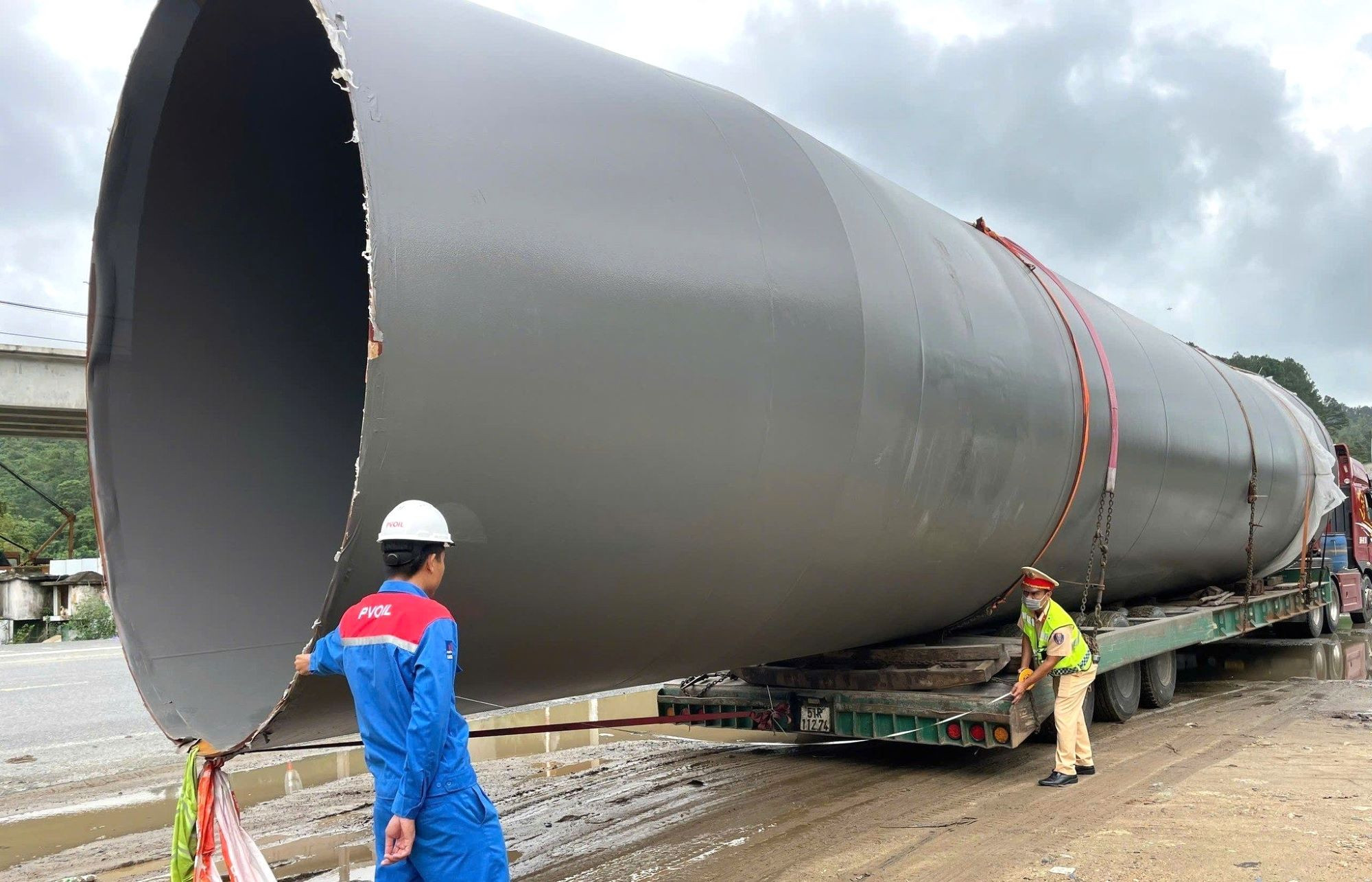 Xử phạt 2 xe chở hàng siêu trường không phép định vượt đèo Hải Vân