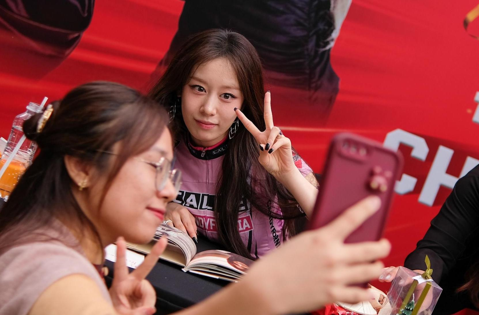 Sao Hàn 24/11: Fan Việt khóc khi gặp T-ara ở Hà Nội, Song Hye Kyo khoe mặt mộc 