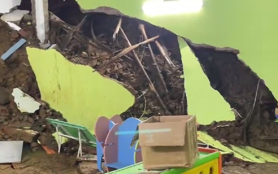 Mưa lớn gây sạt lở làm sập điểm trường mới xây ở Quảng Nam 