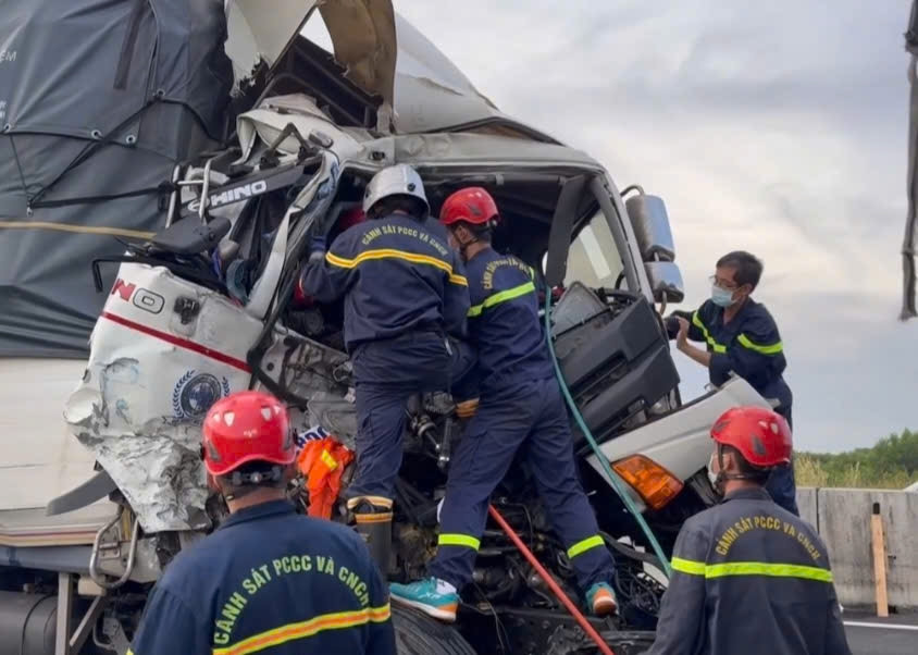 Tai nạn trên cao tốc Phan Thiết - Dầu Giây, 1 tài xế mắc kẹt trong cabin