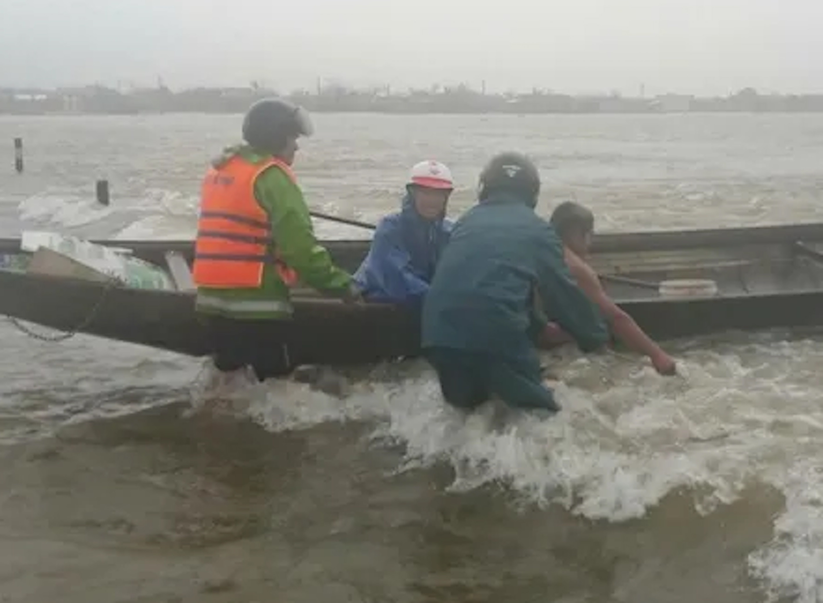 Cứu người đàn ông đi xe máy bị nước cuốn giữa mưa lớn