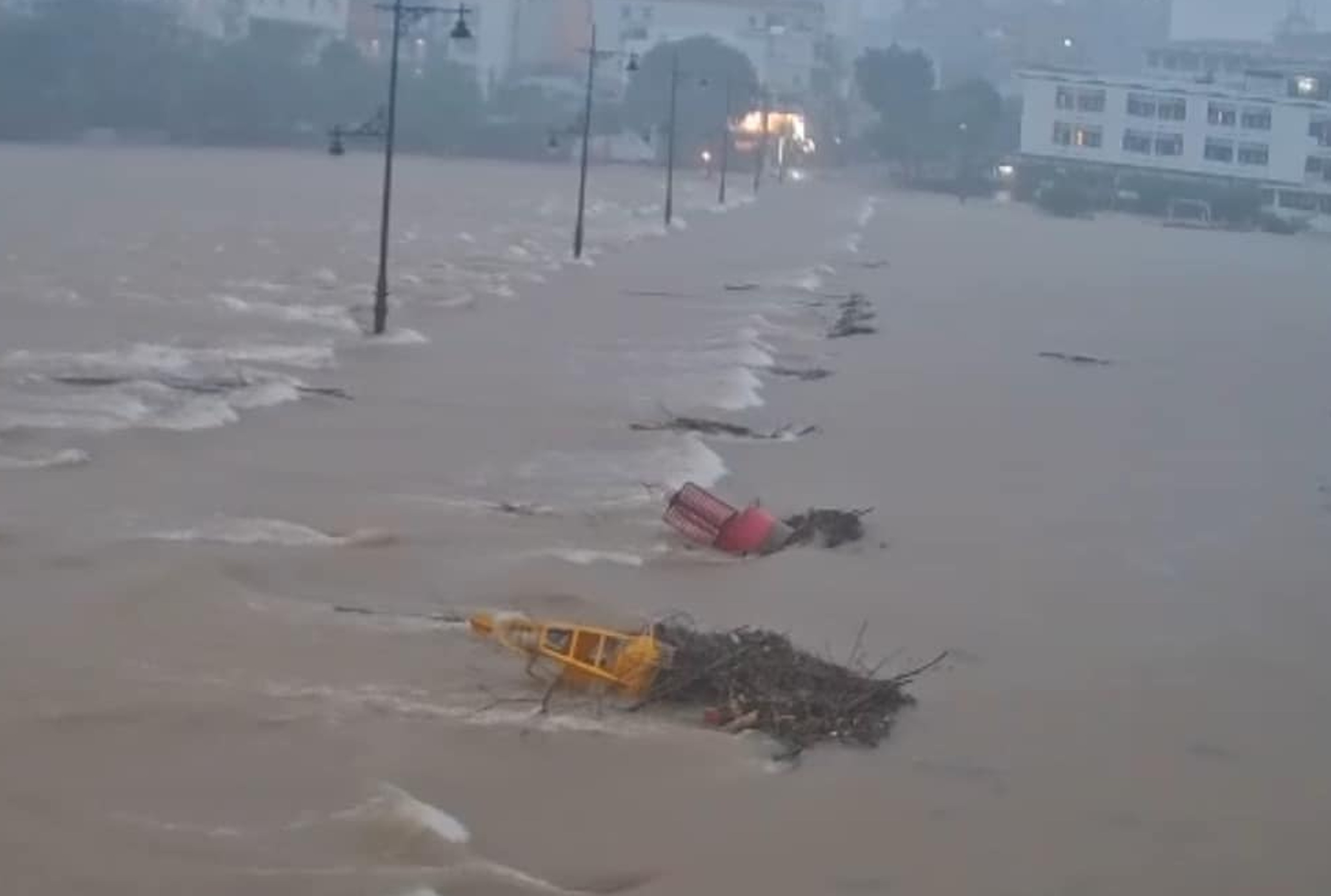 Lũ trên các sông có thể vượt báo động 3, Thừa Thiên - Huế cho học sinh nghỉ học