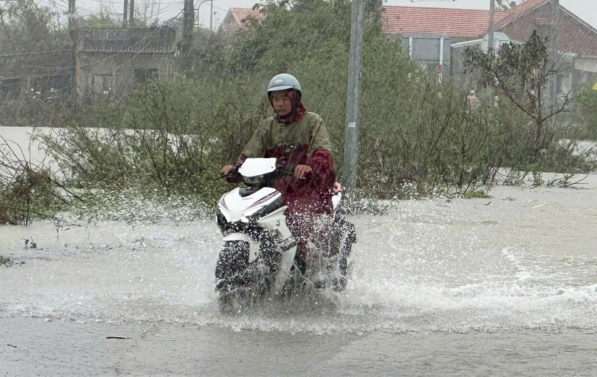 Trung Bộ mưa như trút những ngày cuối tháng 11, lũ trên sông Hương tiếp tục lên