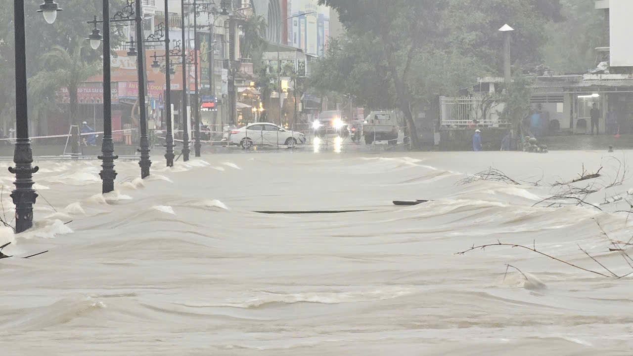 Nước lũ lên cao, Thừa Thiên - Huế tiếp tục cho học sinh nghỉ học