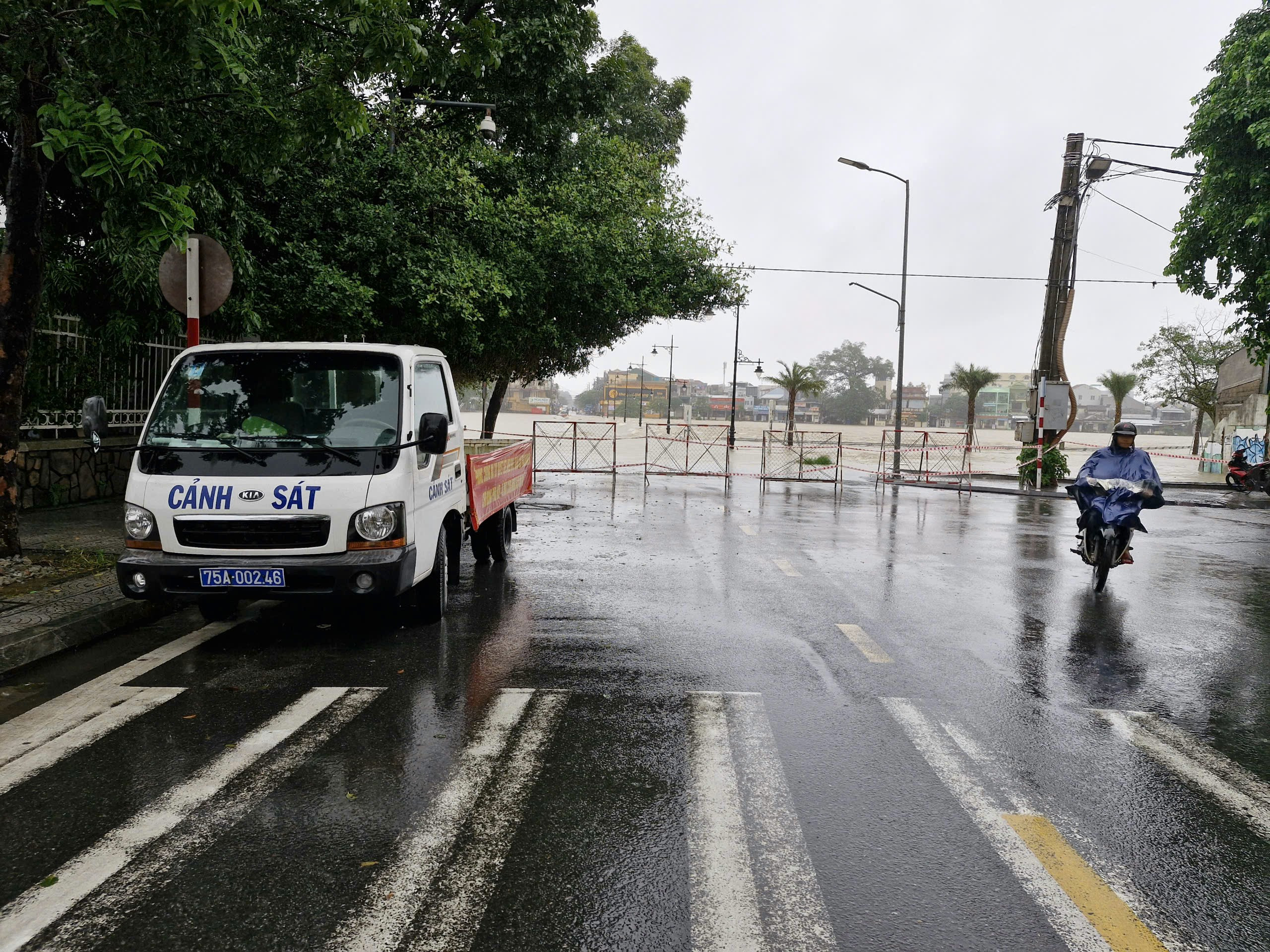 Sạt lở làm sập nhà dân ở miền núi Thừa Thiên - Huế, 2 người bị thương