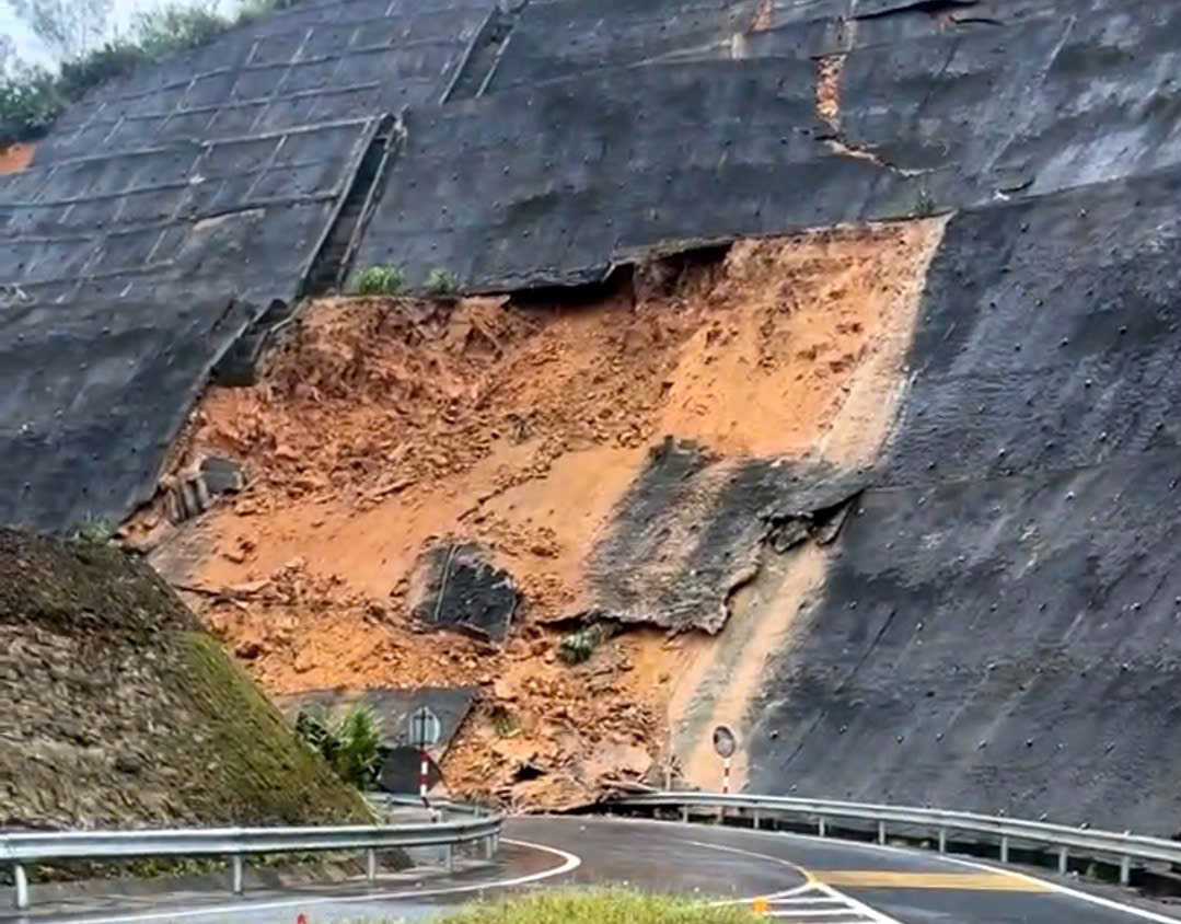 Sạt trượt taluy dương cao tốc La Sơn - Túy Loan do mưa lũ ở Thừa Thiên - Huế