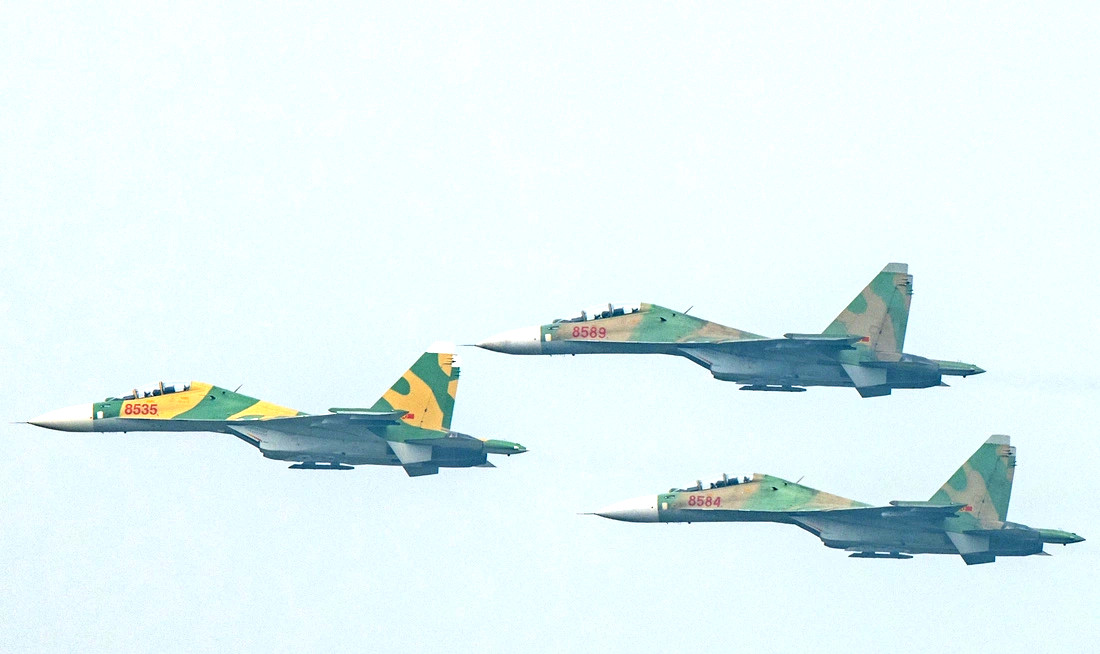 Phi đội tiêm kích Su-30MK2 và trực thăng Mi bay trên bầu trời Hà Nội