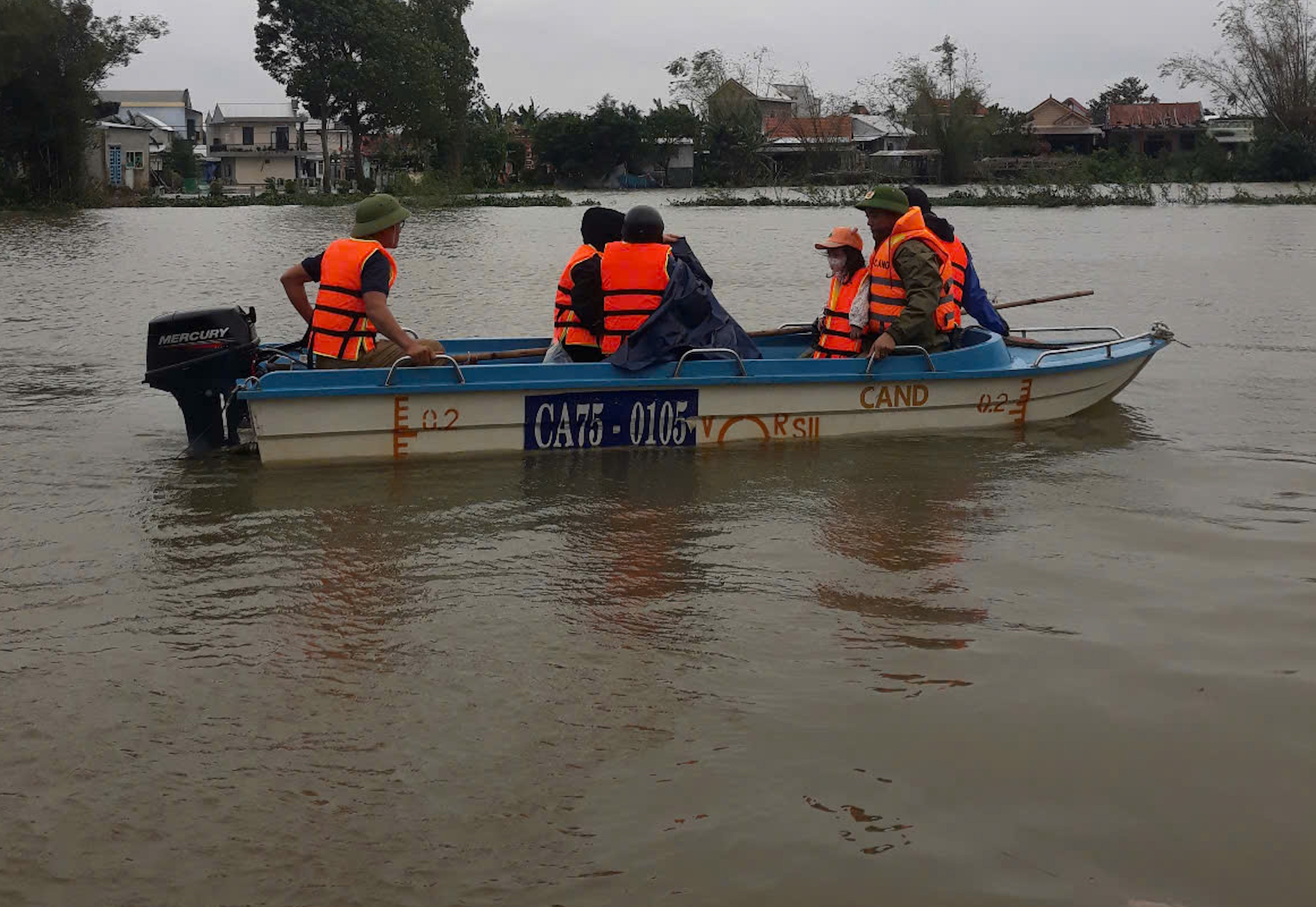 Công an vượt lũ đưa người phụ nữ bị sốt xuất huyết nguy kịch đi cấp cứu