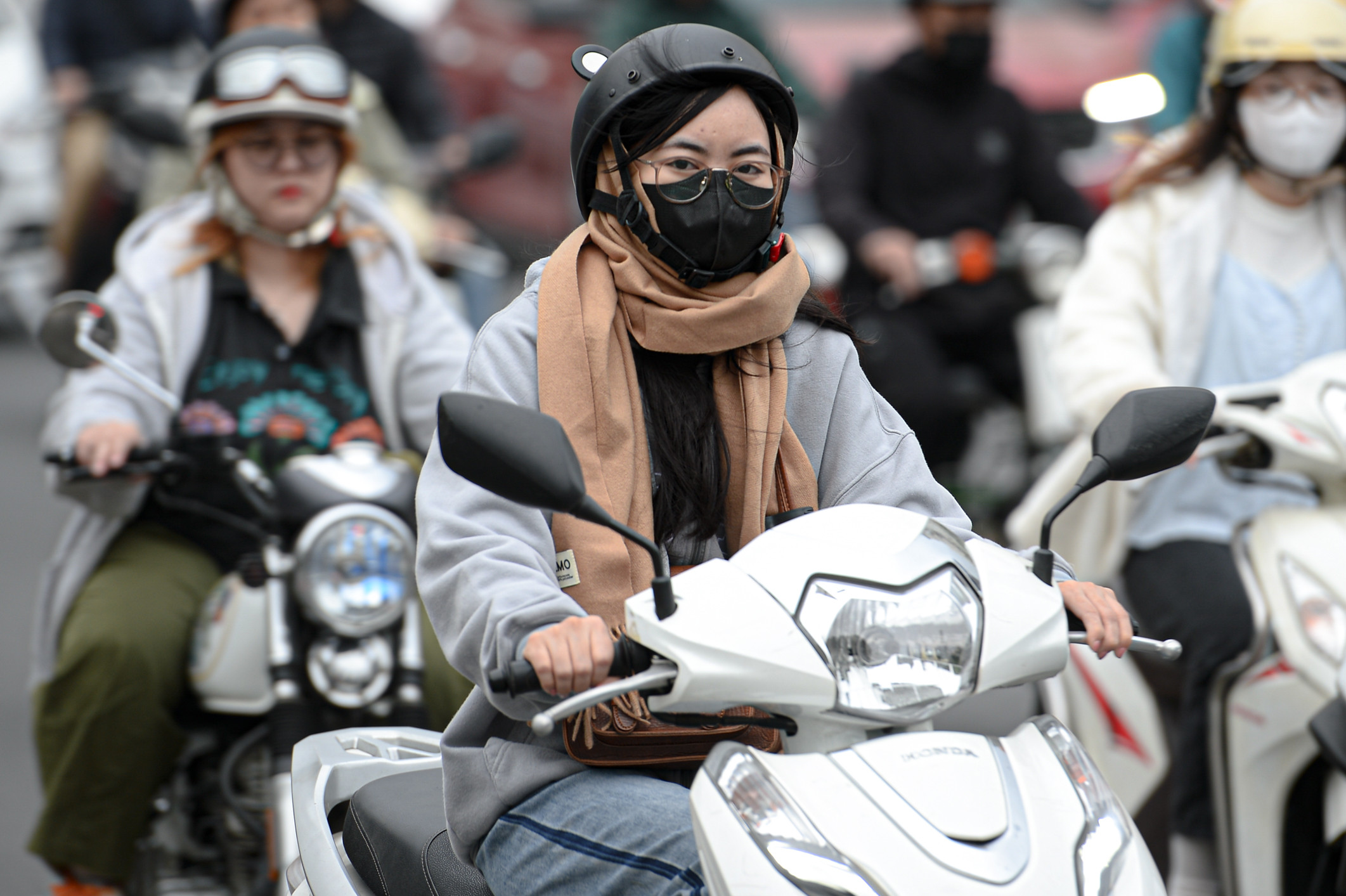 Người Hà Nội quàng khăn kín mít ra đường trong đợt rét đậm nhất từ đầu mùa