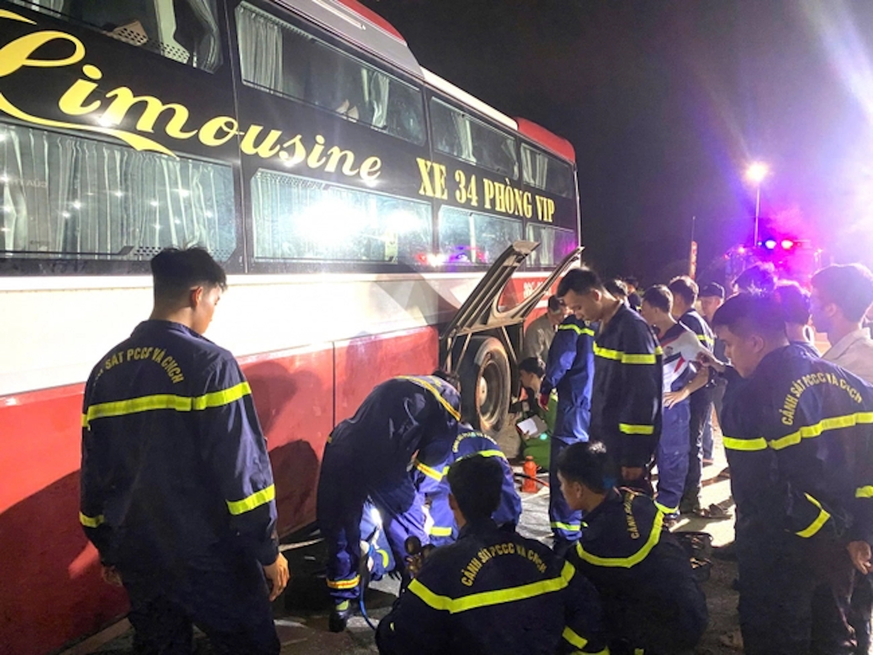  Chui xuống gầm xe giường nằm, phụ xe bị đè tử vong