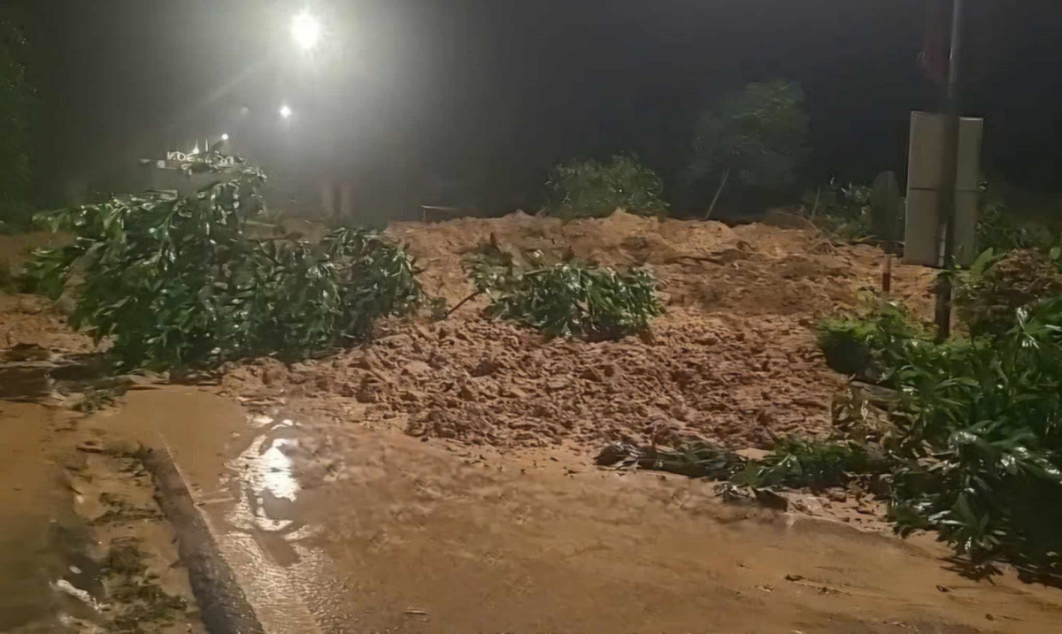 Quảng Nam: Sạt lở tại đường Hồ Chí Minh, giao thông ách tắc