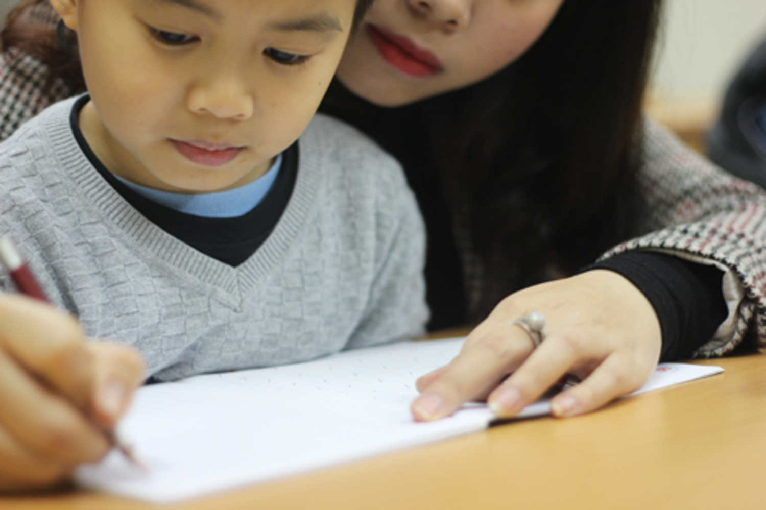 Cô chê chữ ‘xấu như gà bới’, phụ huynh chạy đua tìm lớp luyện viết cho con 