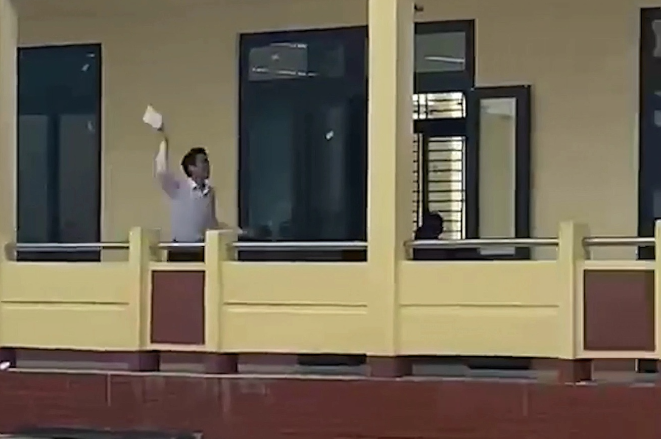 Thầy giáo vui mừng chạy đứt dép đến báo tin học sinh đoạt giải