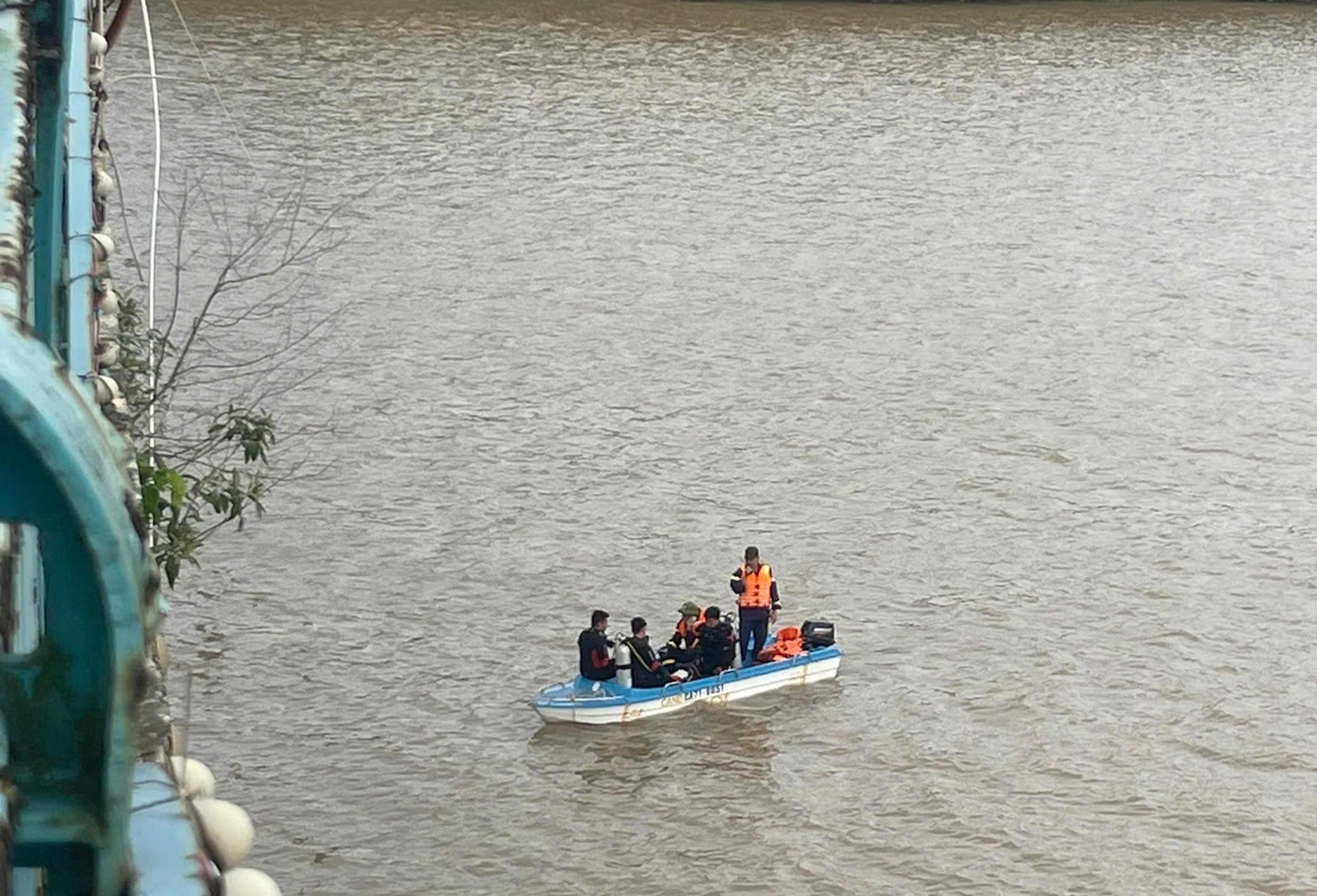 Nghi vấn đôi nam nữ bỏ lại xe máy trên cầu rồi nhảy xuống sông ở Quảng Trị tự tử