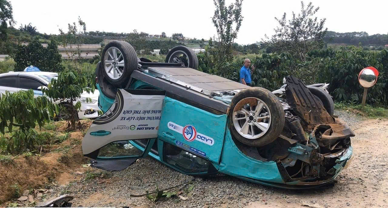 Taxi lao hàng rào lộn nhào, 4 người thương vong ở Đà Lạt