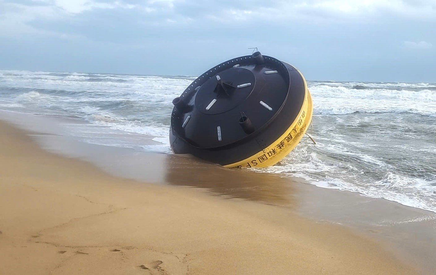 Vật thể lạ in chữ China Buoy trôi dạt vào bờ biển Quảng Ngãi
