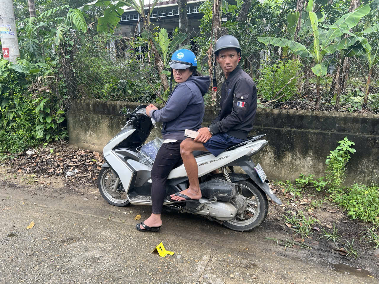 Mang ba tiền án vẫn cùng ‘nữ quái’ đi cướp iPhone