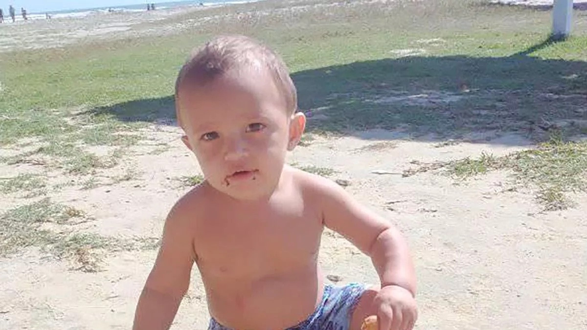 Cậu bé 2 tuổi chết vì điện giật khi chạm vào biển quảng cáo 