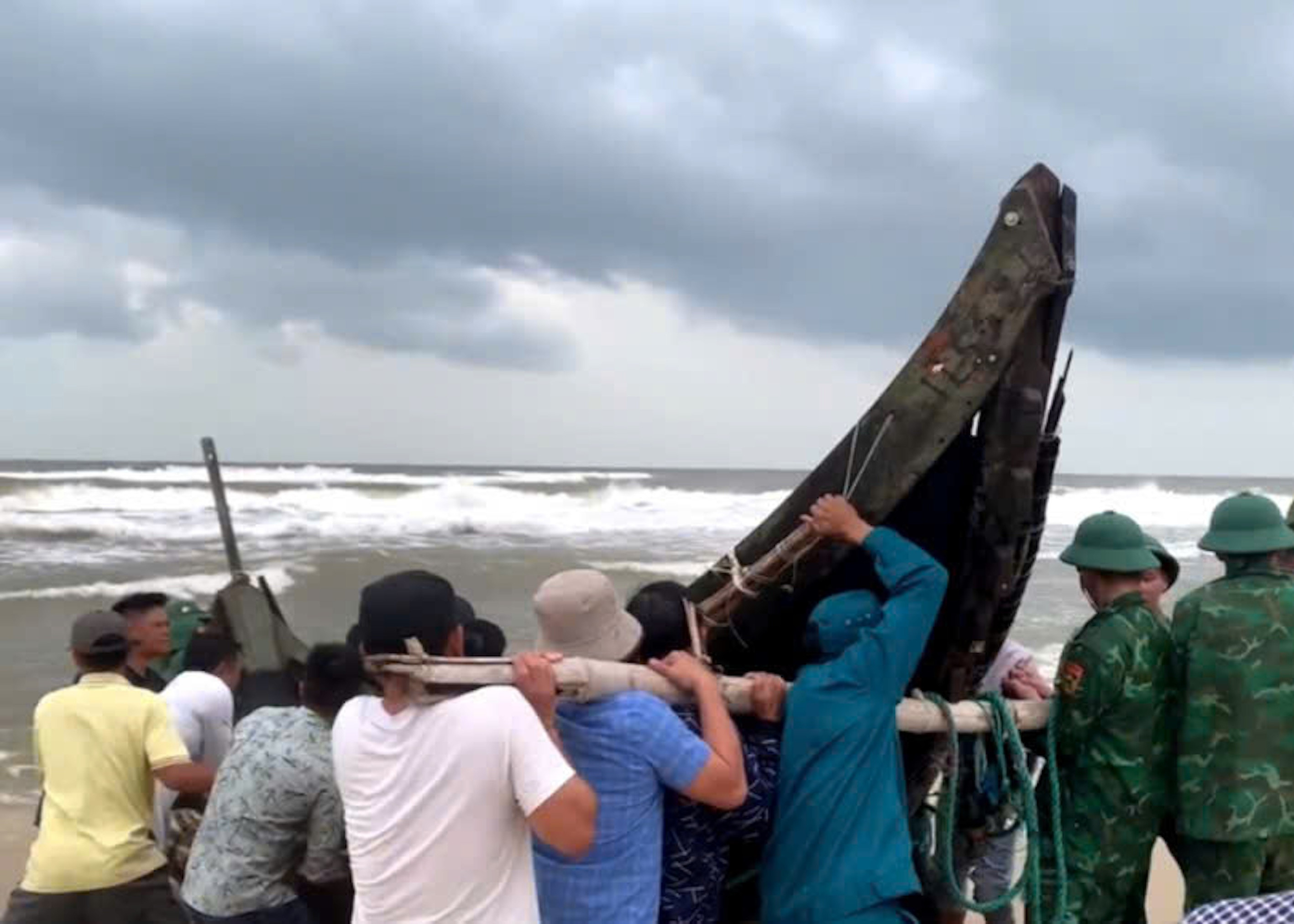 Cứu sống 3 ngư dân Quảng Trị trên ghe bị sóng đánh chìm