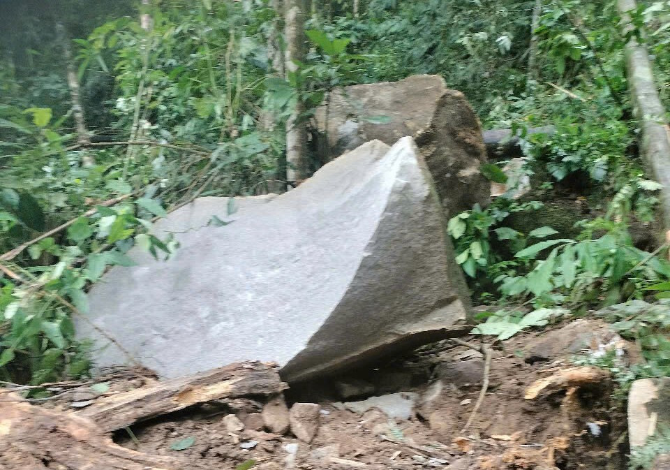 Hàng chục tảng đá lớn lăn xuống ngôi làng ở Quảng Nam sau động đất