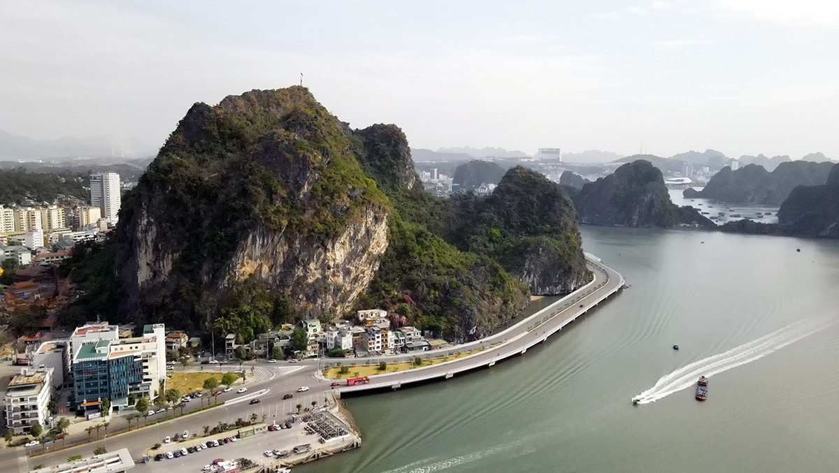 Ngắm tuyến đường bao biển xuyên núi ở Quảng Ninh