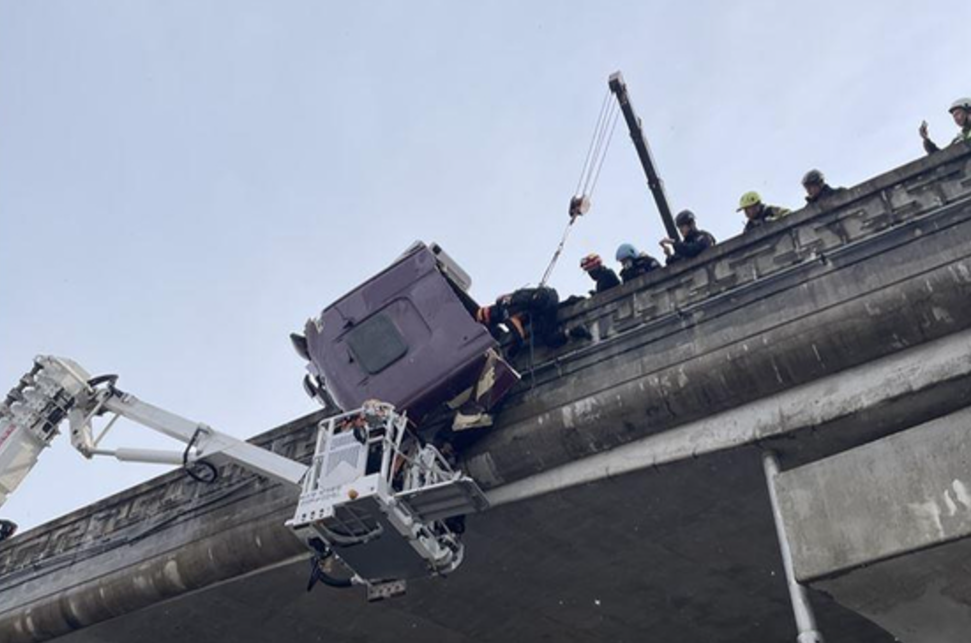 Hàn Quốc: Cứu hộ giữ chặt tay suốt 45 phút để cứu tài xế lơ lửng trên thành cầu