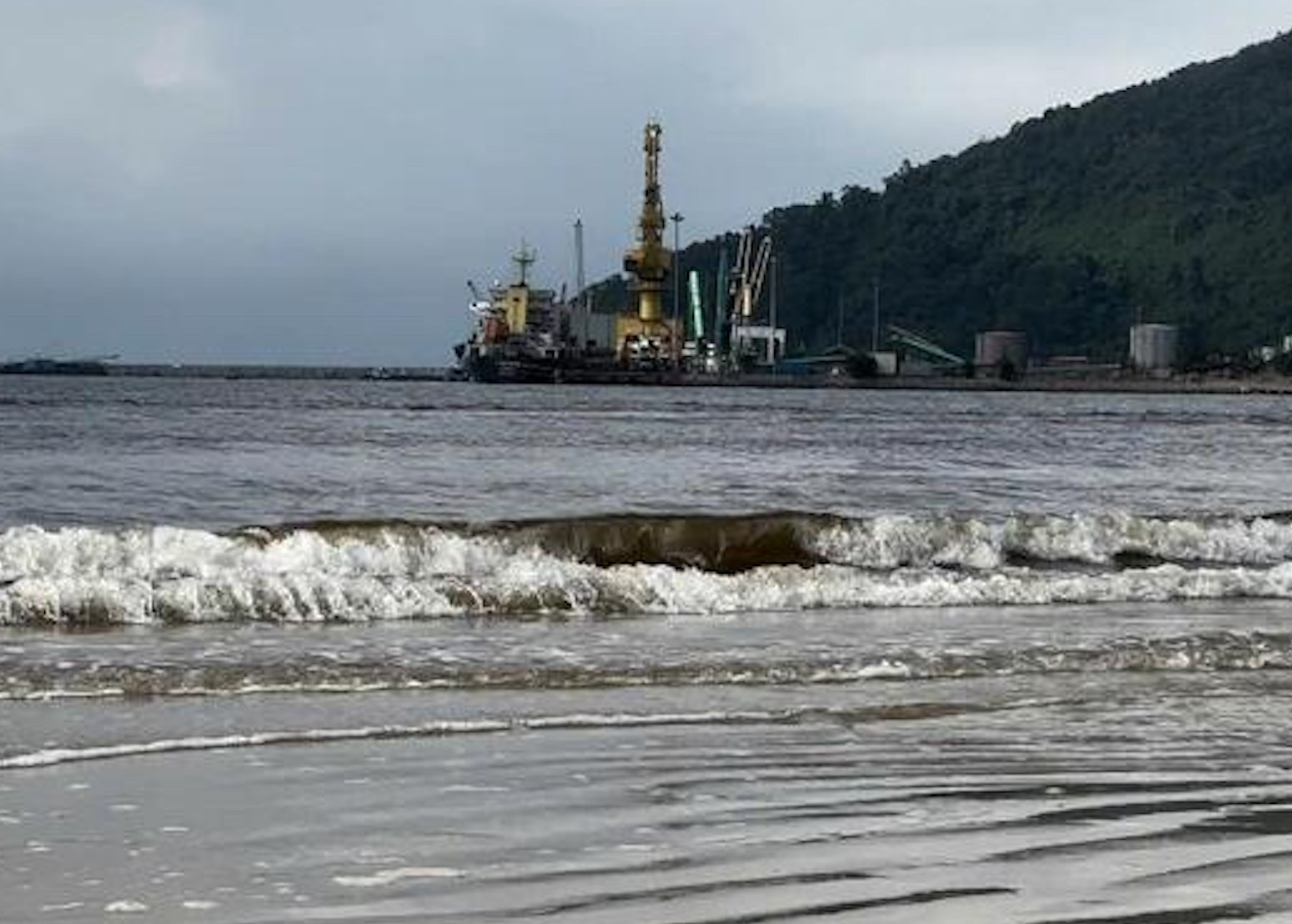 Nước quanh khu cảng tập kết bauxite đổi màu: Doanh nghiệp bị phạt trên 500 triệu