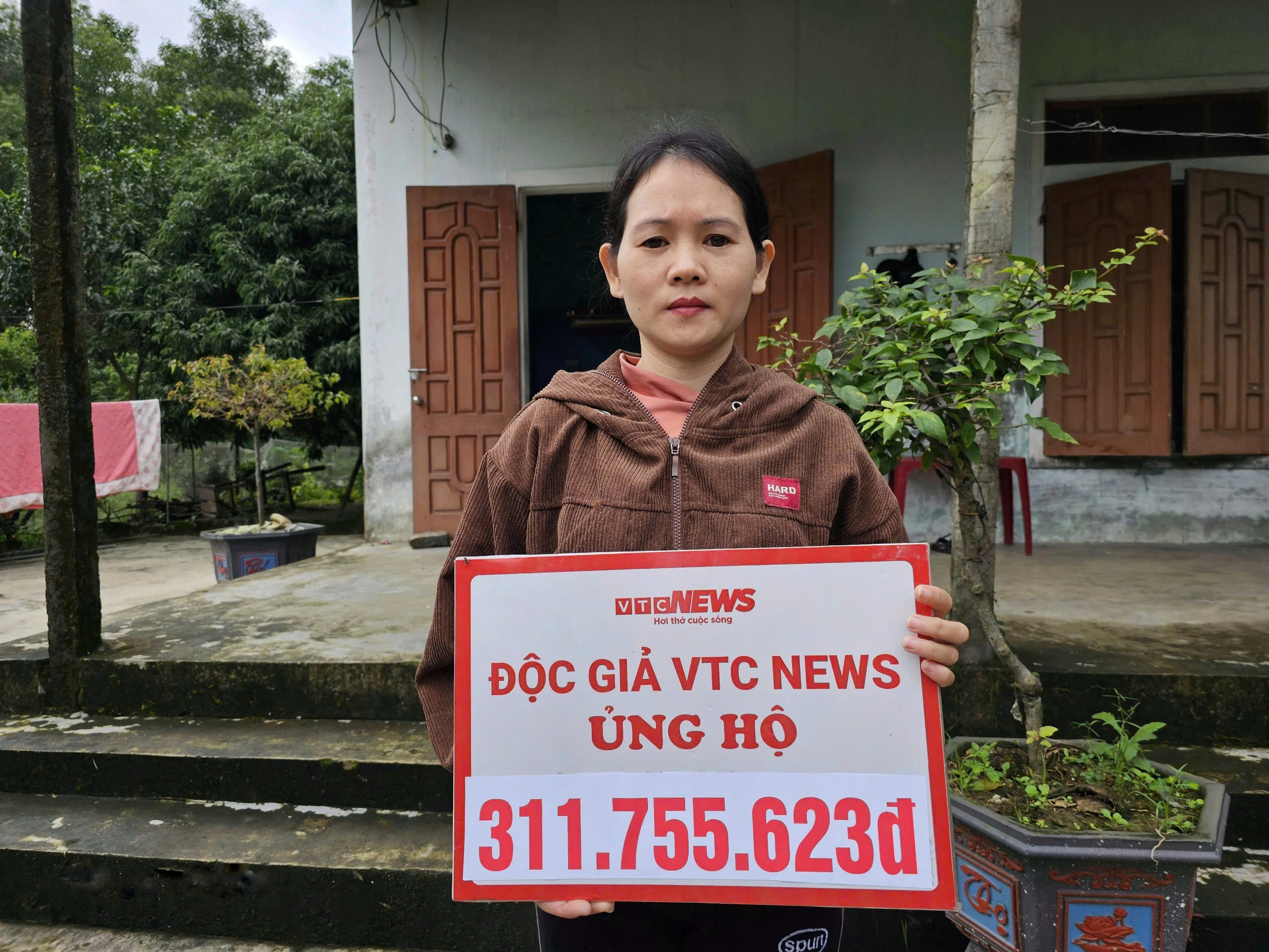 Trao gần 312 triệu đồng của độc giả tới gia đình chị Chu Thị Chung ở Hà Tĩnh