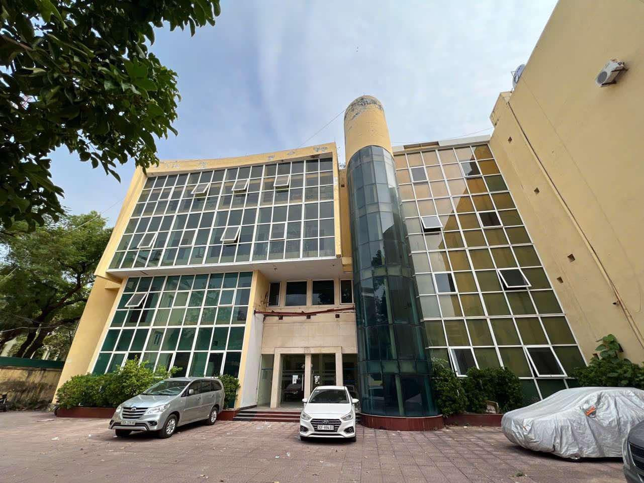 Chủ tịch Hà Nội chỉ đạo kiểm tra loạt trụ sở công bỏ hoang giữa Thủ đô